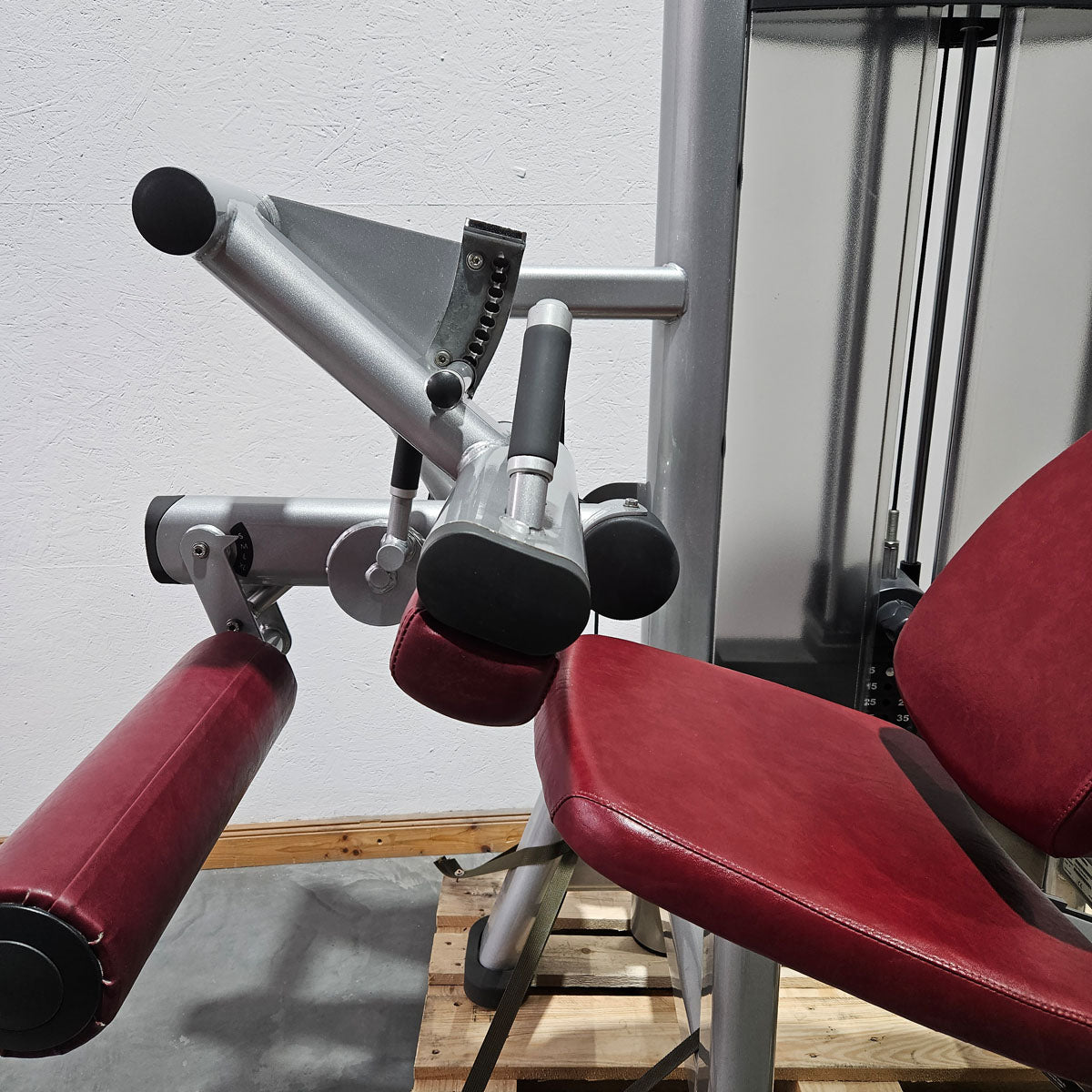 Life Fitness Seated Leg Curl, Signature Series, 135kg Weight Block, Silver Frame, Used - Refurbished Condition