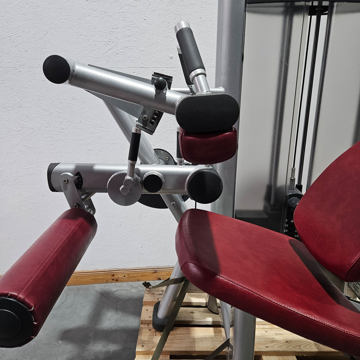 Life Fitness Seated Leg Curl, Signature Series, 135kg Weight Block, Silver Frame, Used - Refurbished Condition