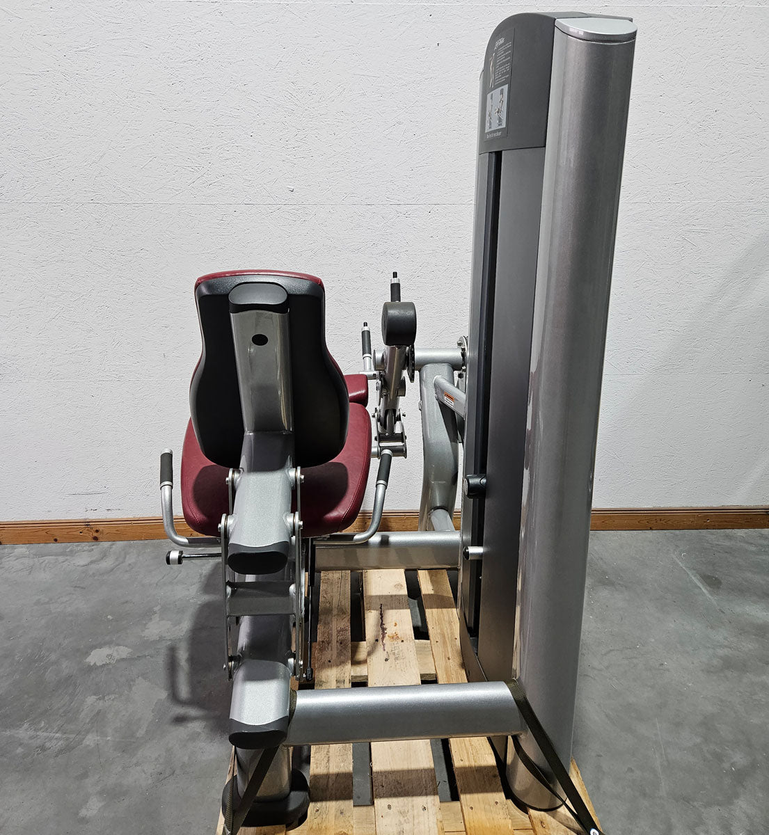 Life Fitness seated leg extension machine, Signature Series, 145 kg weight block, frame color silver, used - refurbished condition