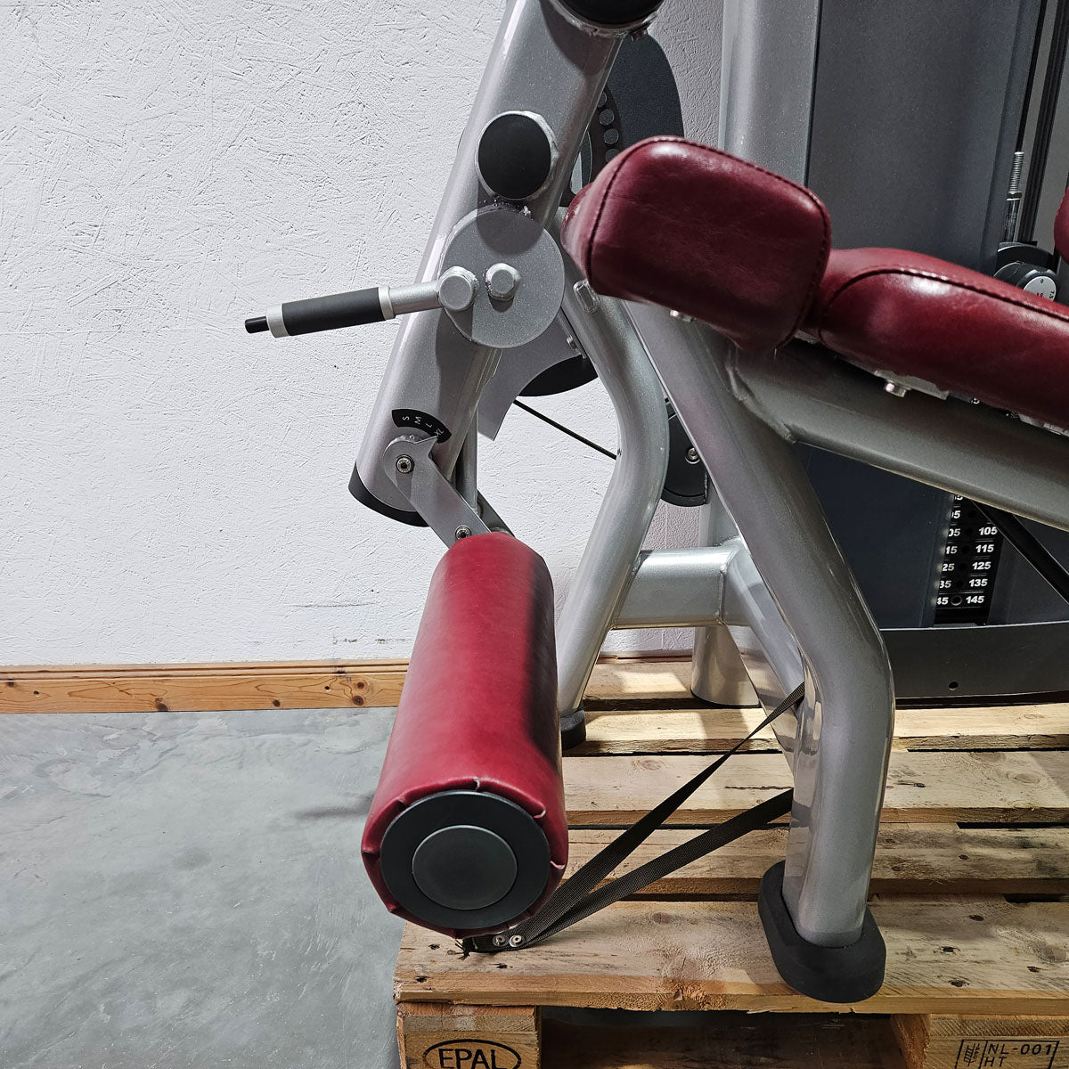 Life Fitness seated leg extension machine, Signature Series, 145 kg weight block, frame color silver, used - refurbished condition