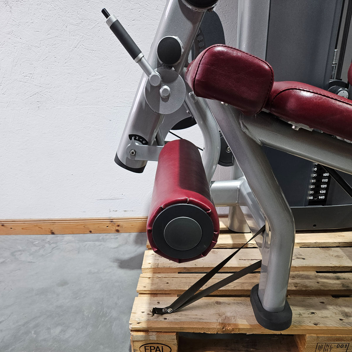 Life Fitness seated leg extension machine, Signature Series, 145 kg weight block, frame color silver, used - refurbished condition