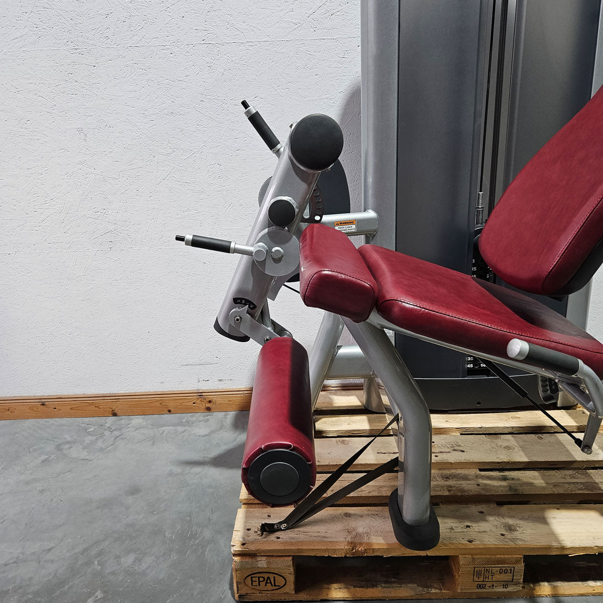 Life Fitness seated leg extension machine, Signature Series, 145 kg weight block, frame color silver, used - refurbished condition