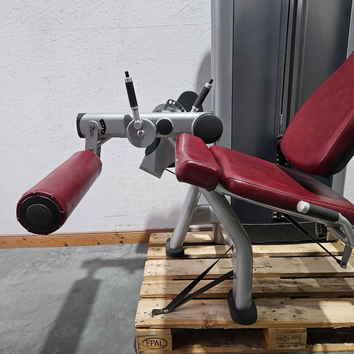 Life Fitness seated leg extension machine, Signature Series, 145 kg weight block, frame color silver, used - refurbished condition