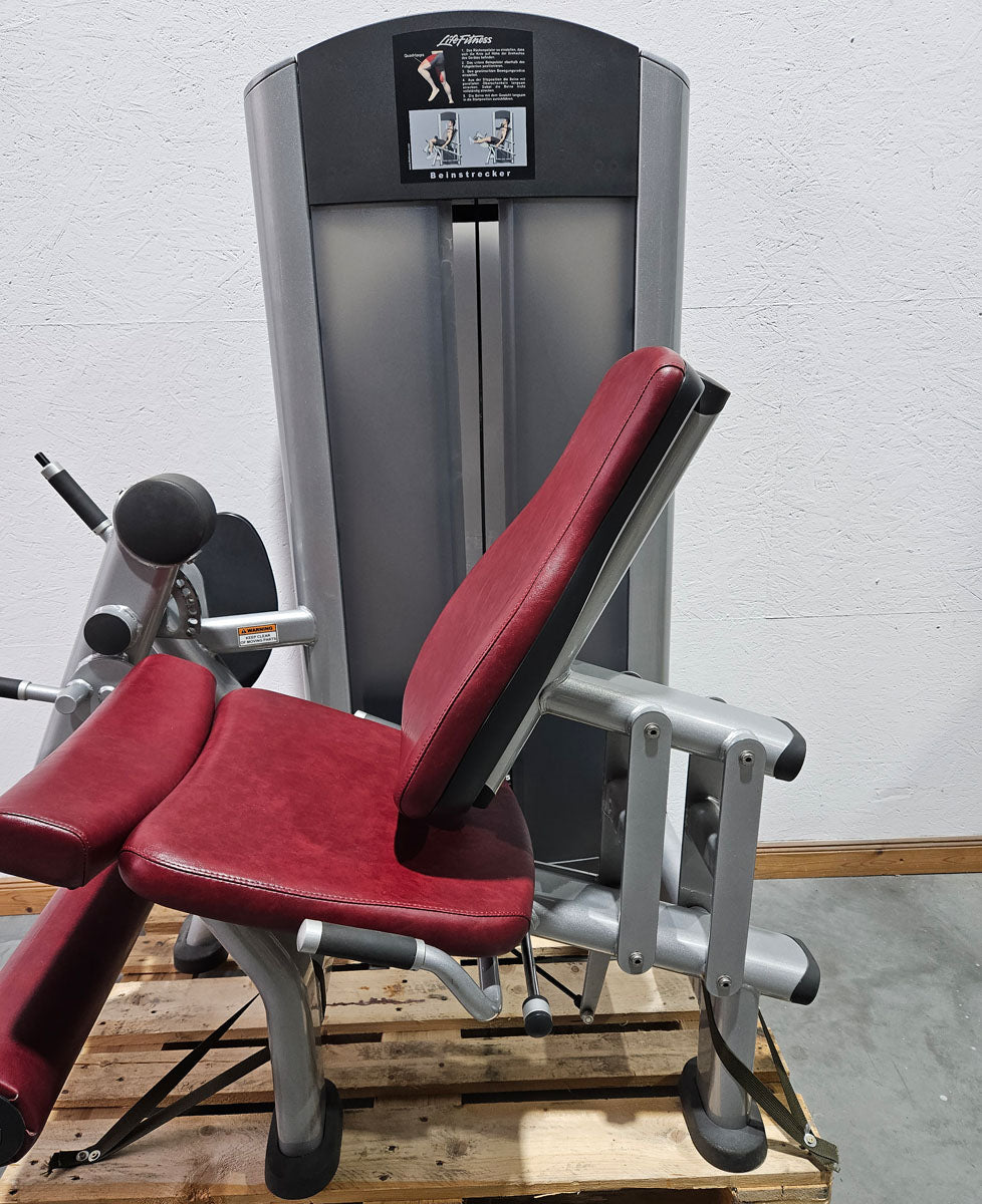Life Fitness seated leg extension machine, Signature Series, 145 kg weight block, frame color silver, used - refurbished condition