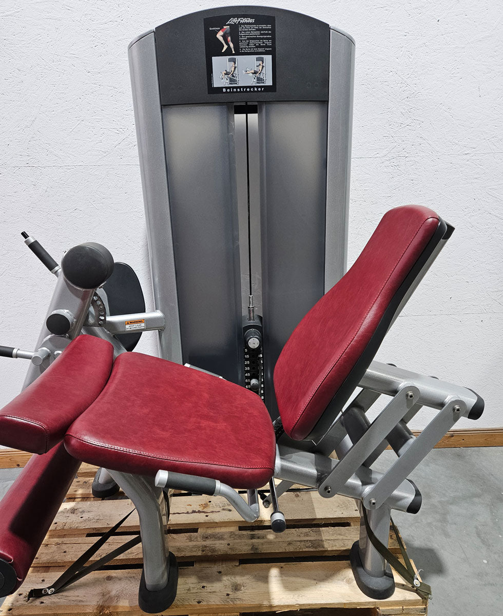 Life Fitness seated leg extension machine, Signature Series, 145 kg weight block, frame color silver, used - refurbished condition