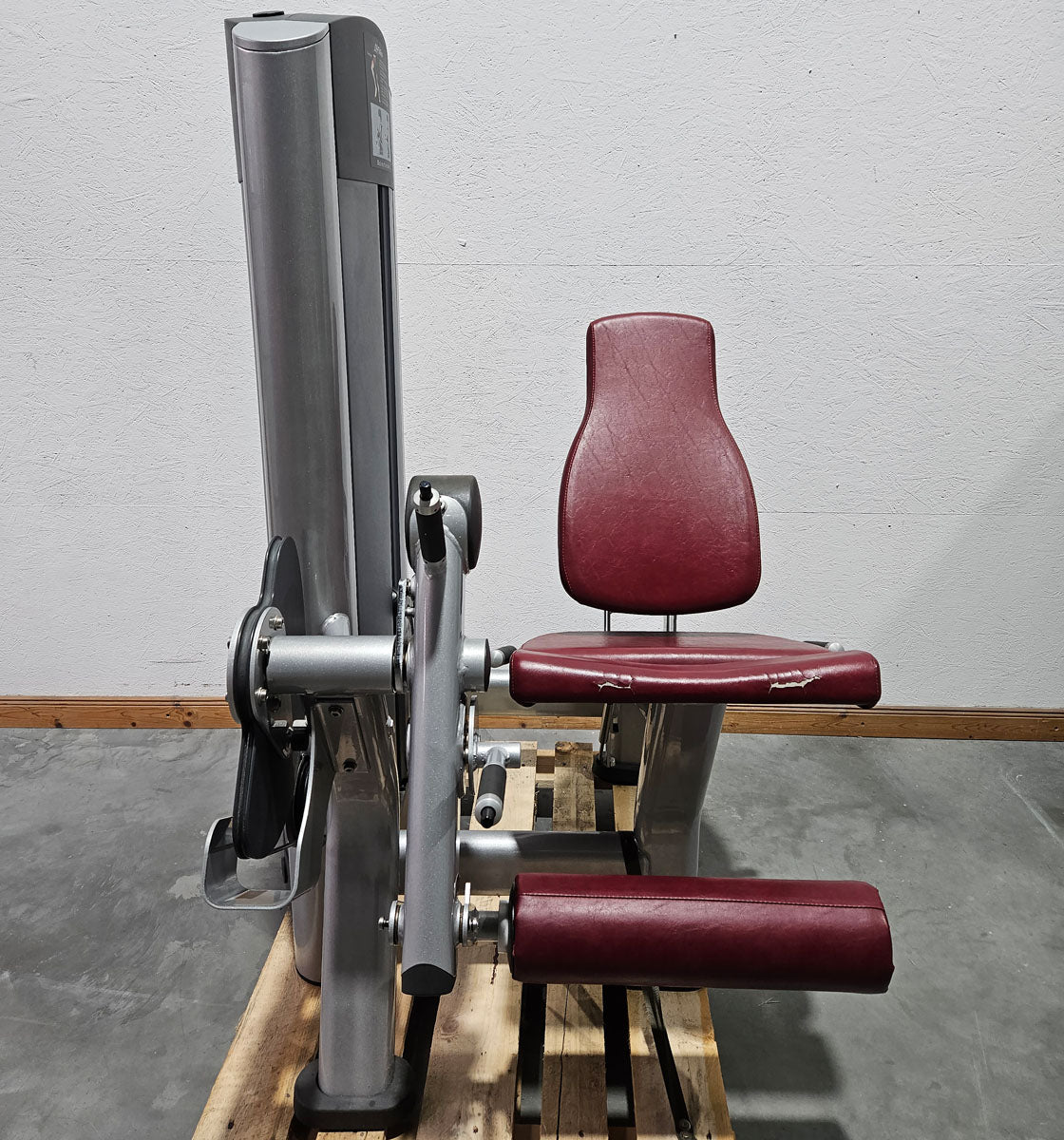 Life Fitness seated leg extension machine, Signature Series, 145 kg weight block, frame color silver, used - refurbished condition