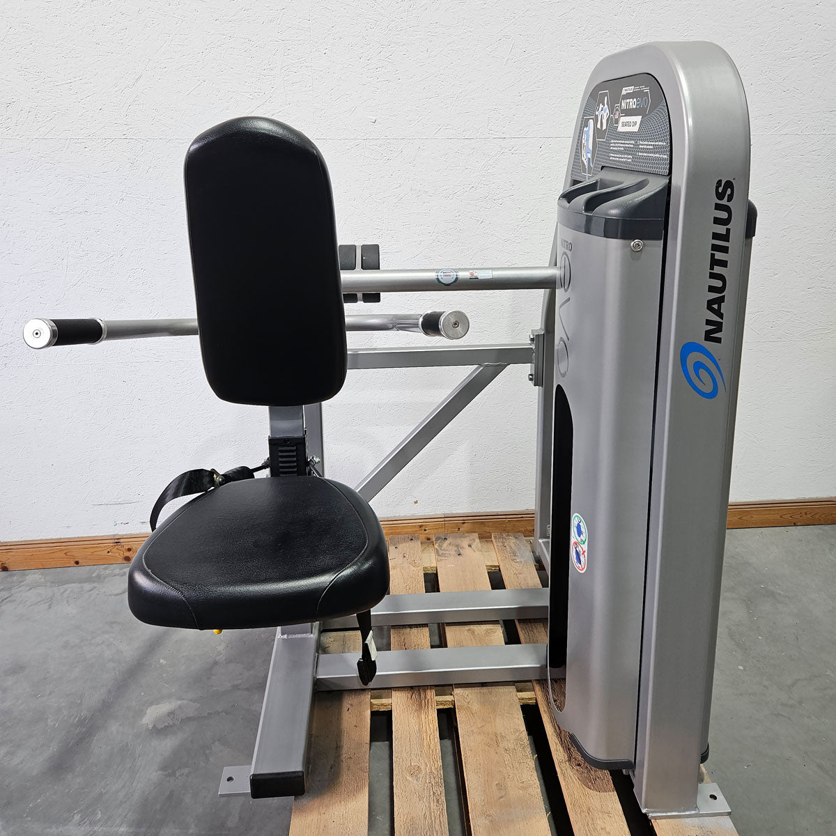Nautilus Nitro EVO Seated Dip Machine, Dips Trizepsmaschine, Armstrecker Stützstemme, Rahmenfarbe Silber, gebraucht - überholter Zustand