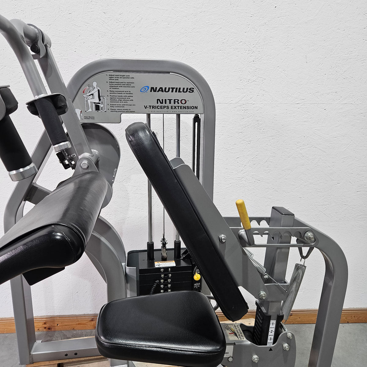 Nautilus Nitro V-Triceps Extension, Trizepsmaschine horizontal, Triceps Extension, Rahmenfarbe Silber, gebraucht - überholter Zustand
