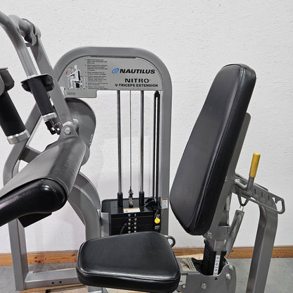 Nautilus Nitro V-Triceps Extension, Trizepsmaschine horizontal, Triceps Extension, Rahmenfarbe Silber, gebraucht - überholter Zustand