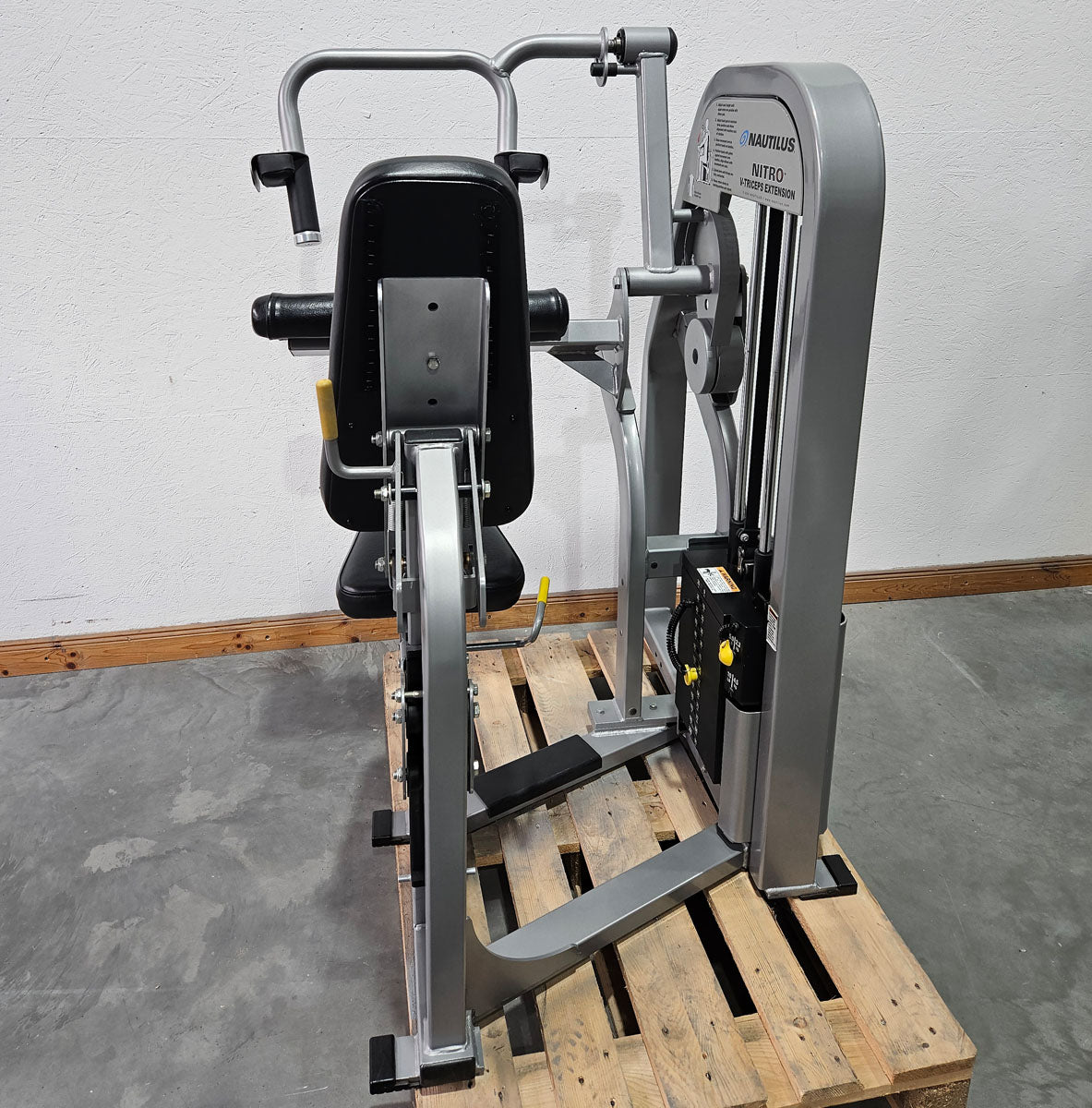 Nautilus Nitro V-Triceps Extension, Trizepsmaschine horizontal, Triceps Extension, Rahmenfarbe Silber, gebraucht - überholter Zustand