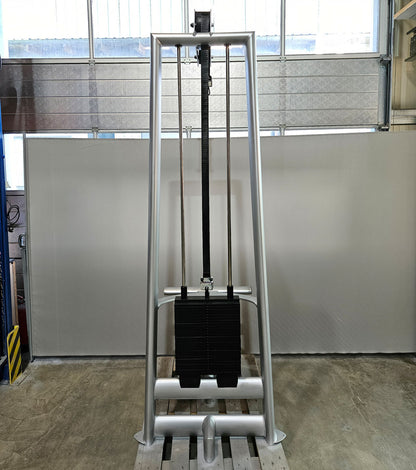 Gym80 Sygnum 4116 Rückenzugstation, Latzug von Oben, Lat Pulldown, 135kg Gewichtsblock, Farbe Silber, gebraucht - überholter Zustand