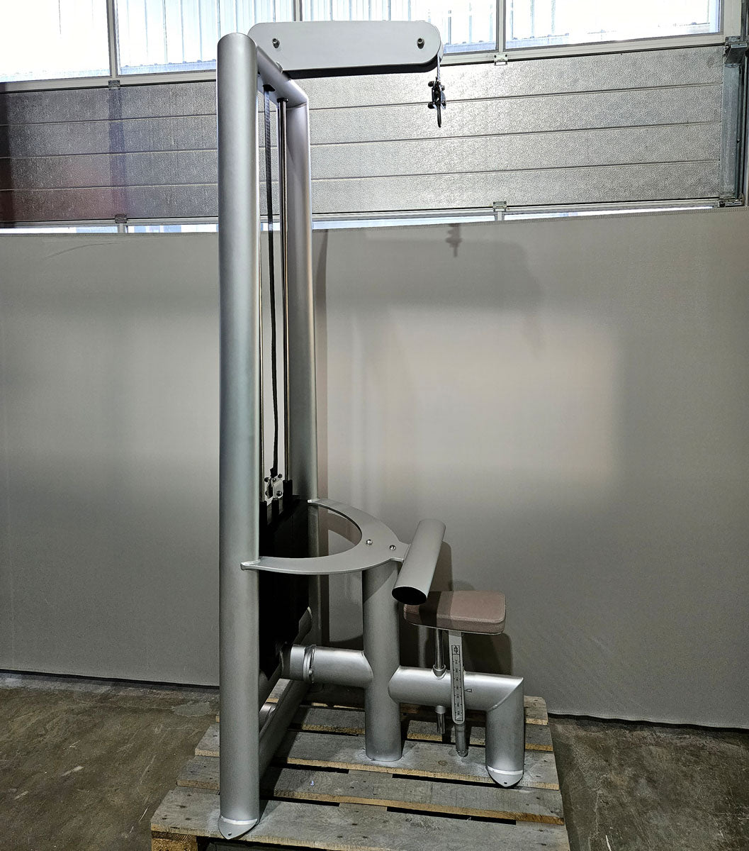 Gym80 Sygnum 4116 Rückenzugstation, Latzug von Oben, Lat Pulldown, 135kg Gewichtsblock, Farbe Silber, gebraucht - überholter Zustand