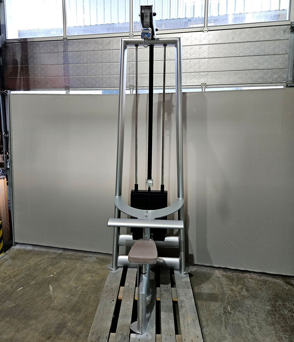 Gym80 Sygnum 4116 Rückenzugstation, Latzug von Oben, Lat Pulldown, 135kg Gewichtsblock, Farbe Silber, gebraucht - überholter Zustand