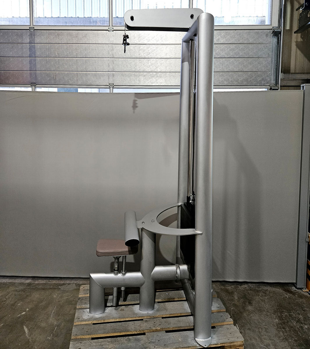 Gym80 Sygnum 4116 Rückenzugstation, Latzug von Oben, Lat Pulldown, 135kg Gewichtsblock, Farbe Silber, gebraucht - überholter Zustand