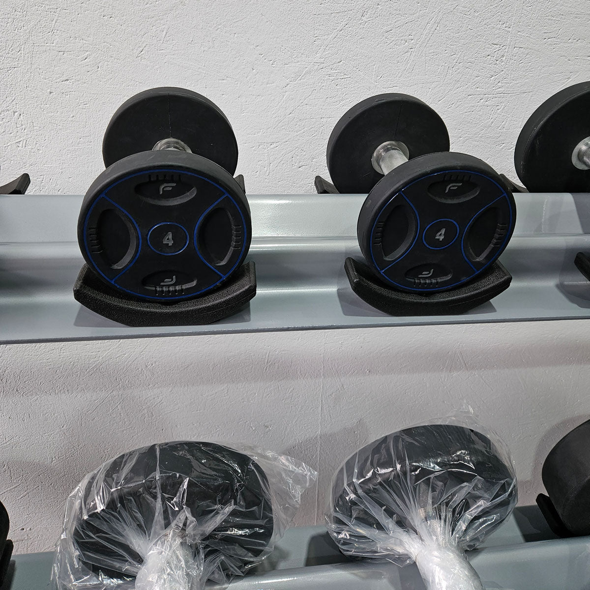 Matrix bzw Franziski Sport PU Polyurethan Kurzhantelsatz von 2 bis 20kg in 2kg Stufen ( 10 Paare ) Farbe Schwarz-Blau, inkl. Matrix Kurzhantelablage (sehr stabil), gebraucht - sehr guter Zustand