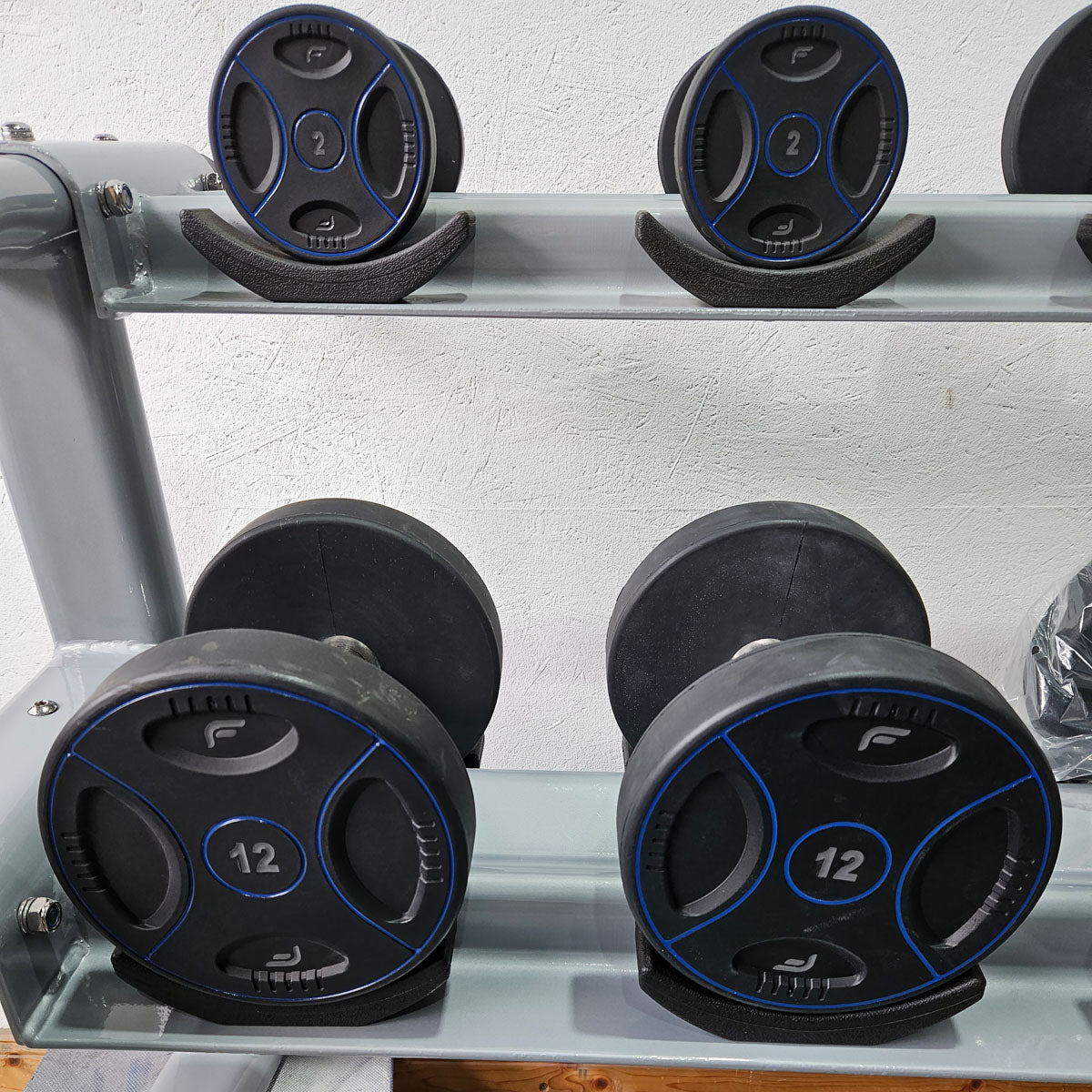 Matrix bzw Franziski Sport PU Polyurethan Kurzhantelsatz von 2 bis 20kg in 2kg Stufen ( 10 Paare ) Farbe Schwarz-Blau, inkl. Matrix Kurzhantelablage (sehr stabil), gebraucht - sehr guter Zustand