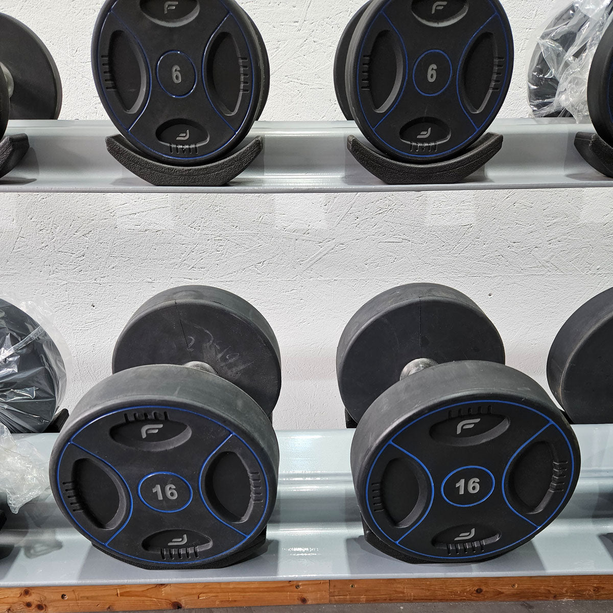 Matrix bzw Franziski Sport PU Polyurethan Kurzhantelsatz von 2 bis 20kg in 2kg Stufen ( 10 Paare ) Farbe Schwarz-Blau, inkl. Matrix Kurzhantelablage (sehr stabil), gebraucht - sehr guter Zustand
