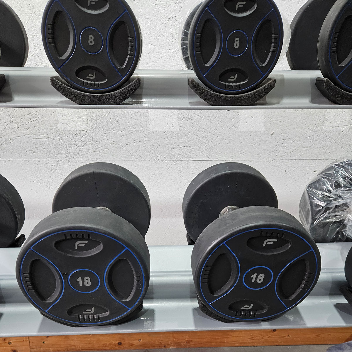 Matrix bzw Franziski Sport PU Polyurethan Kurzhantelsatz von 2 bis 20kg in 2kg Stufen ( 10 Paare ) Farbe Schwarz-Blau, inkl. Matrix Kurzhantelablage (sehr stabil), gebraucht - sehr guter Zustand