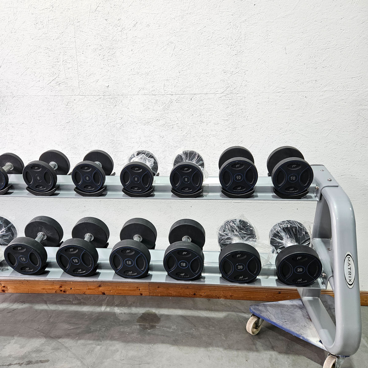 Matrix bzw Franziski Sport PU Polyurethan Kurzhantelsatz von 2 bis 20kg in 2kg Stufen ( 10 Paare ) Farbe Schwarz-Blau, inkl. Matrix Kurzhantelablage (sehr stabil), gebraucht - sehr guter Zustand