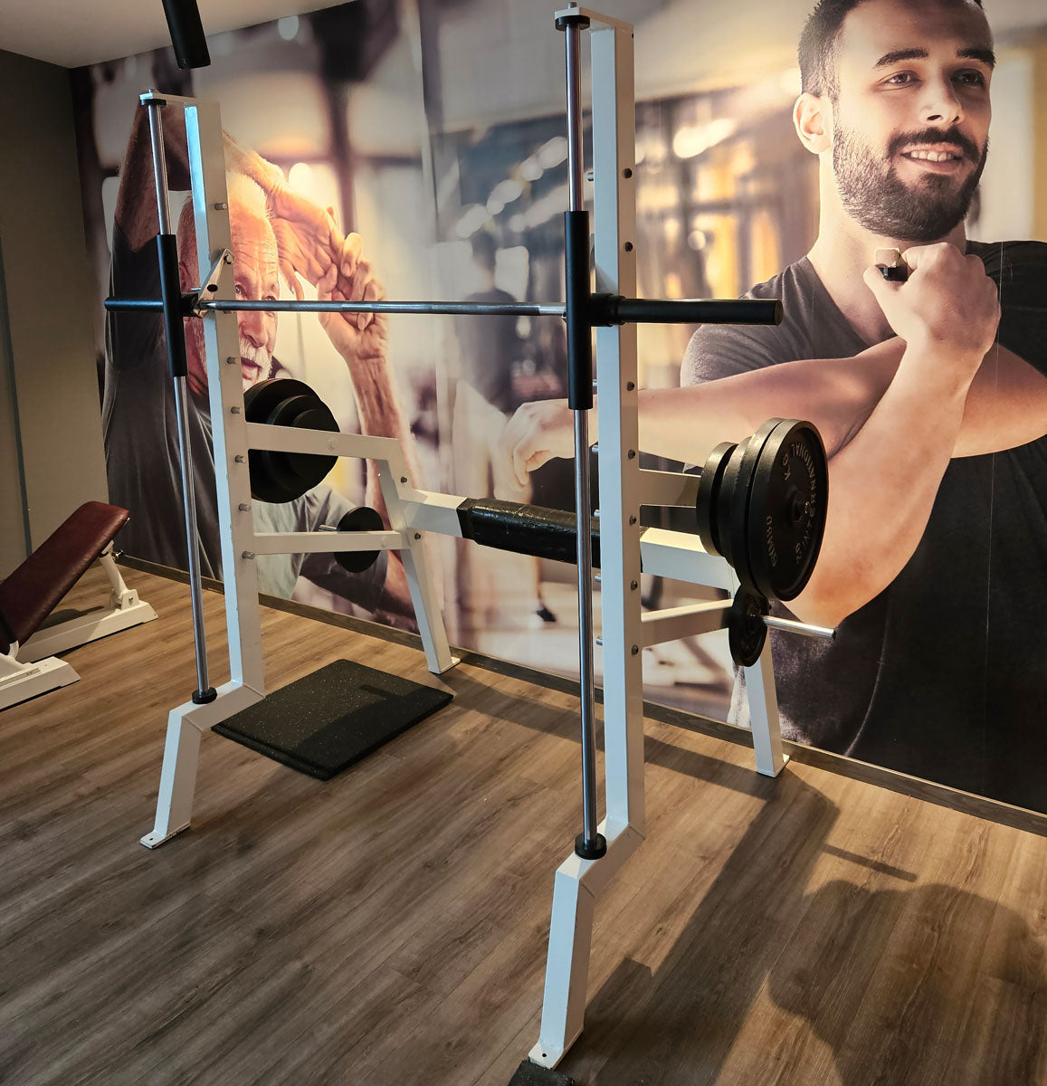 Gym80 Multipresse geführt, Smith Machine, 50mm Scheibenaufnahme, Rahmenfarbe Weiß, gebraucht - geprüfter Zustand