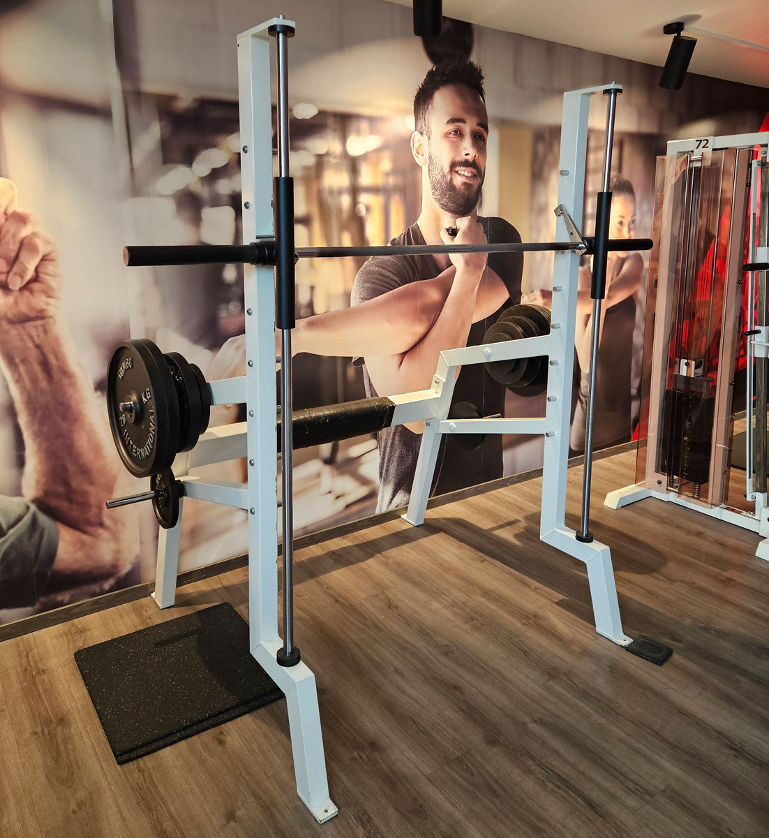 Gym80 Multipresse geführt, Smith Machine, 50mm Scheibenaufnahme, Rahmenfarbe Weiß, gebraucht - geprüfter Zustand