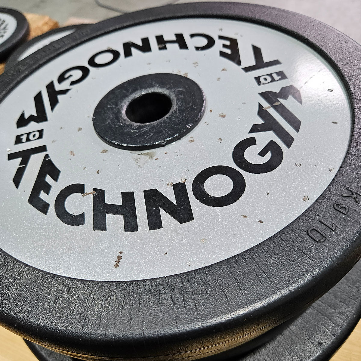 Technogym diverse Hantelscheiben, 230kg gesamt, 28mm Durchmesser, Guss mit Gummi Außen, 2,5kg - 5kg - 10kg und 20kg Scheiben, gebraucht mit Gebrauchsspuren