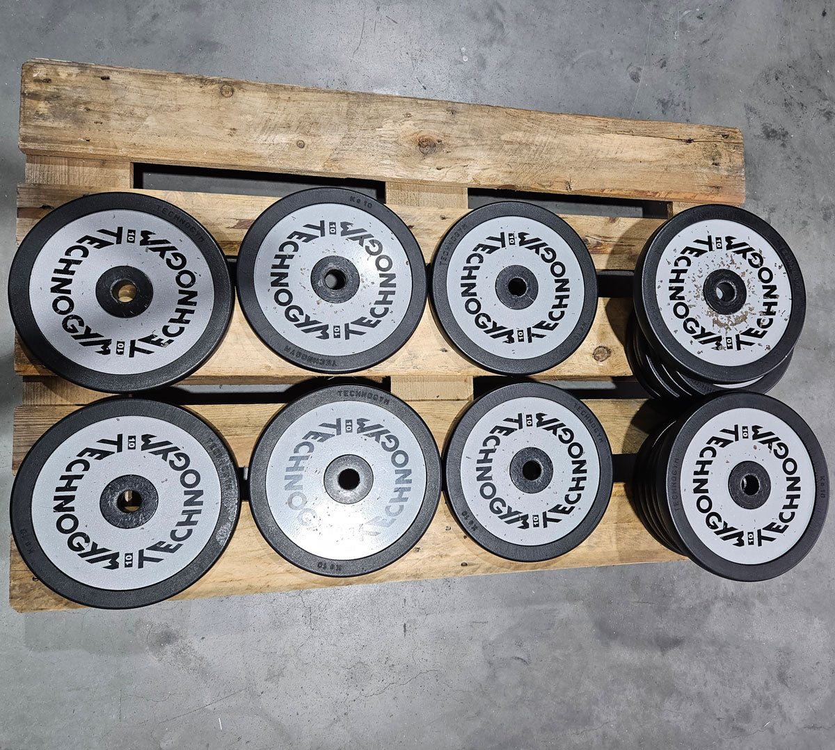 Technogym diverse Hantelscheiben, 230kg gesamt, 28mm Durchmesser, Guss mit Gummi Außen, 2,5kg - 5kg - 10kg und 20kg Scheiben, gebraucht mit Gebrauchsspuren