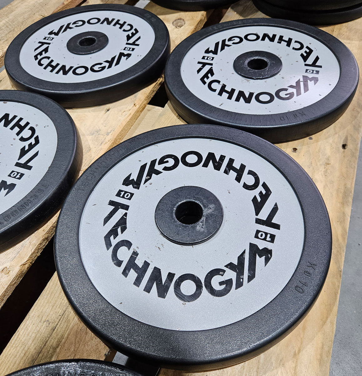 Technogym diverse Hantelscheiben, 230kg gesamt, 28mm Durchmesser, Guss mit Gummi Außen, 2,5kg - 5kg - 10kg und 20kg Scheiben, gebraucht mit Gebrauchsspuren