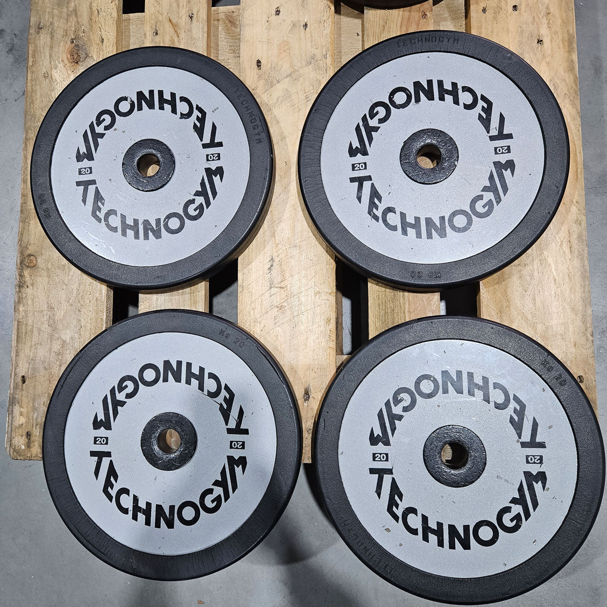 Technogym diverse Hantelscheiben, 230kg gesamt, 28mm Durchmesser, Guss mit Gummi Außen, 2,5kg - 5kg - 10kg und 20kg Scheiben, gebraucht mit Gebrauchsspuren