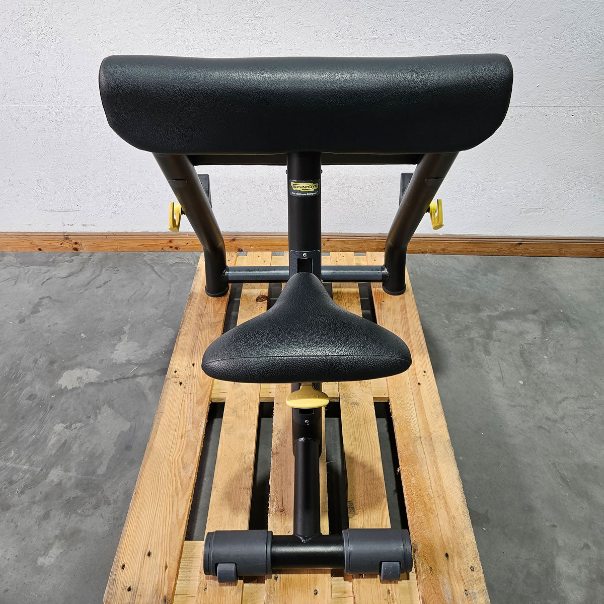 TechnoGym Scottcurl Bench, Scott bench, biceps training bench, color black, upholstery black, used - tested condition
