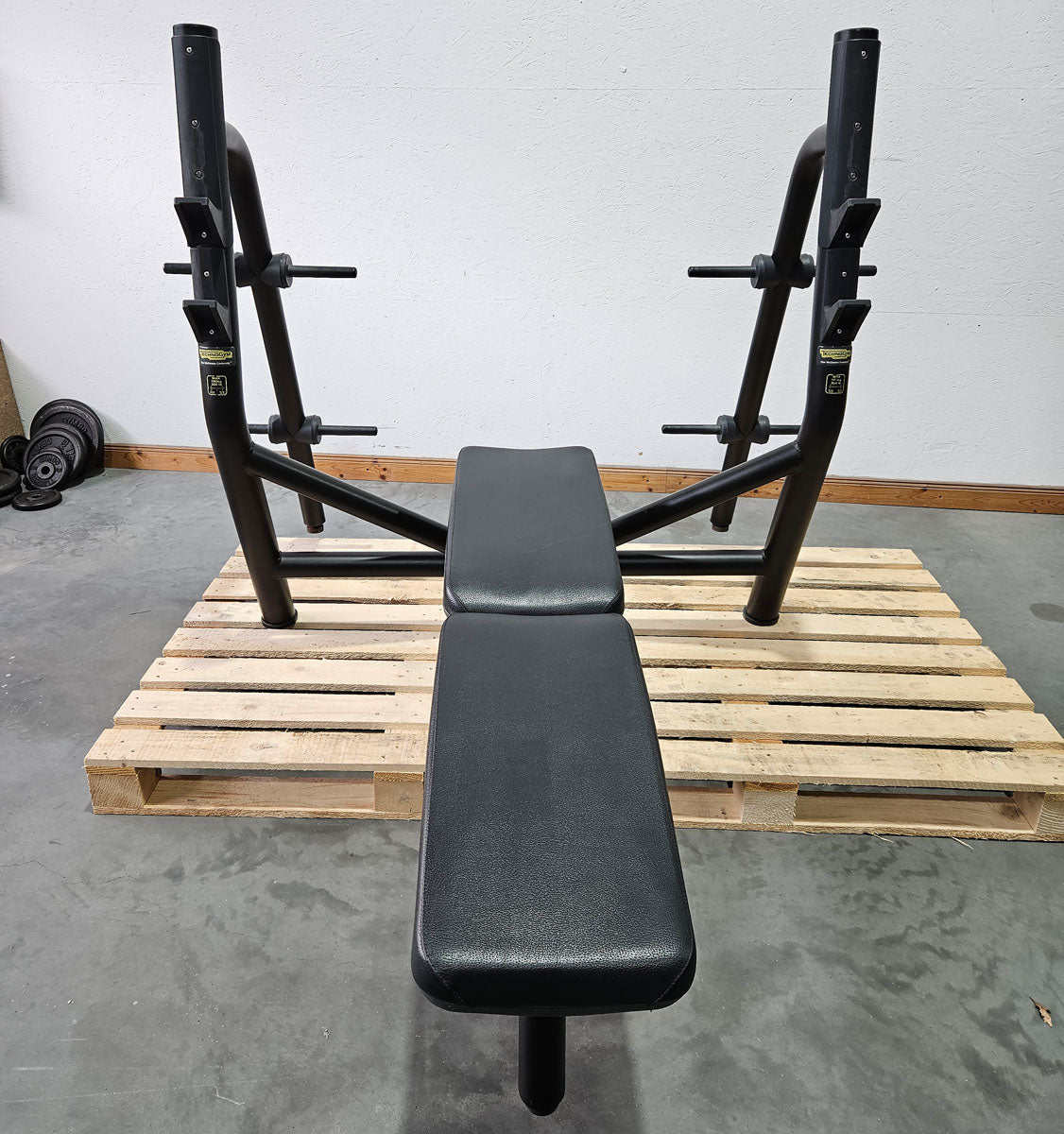 Technogym Horizontal Bench, Olympic Flat Bench, Bankdrückbank Flach mit Ablage, Olympia Flachdrückerbank, Mit Scheibenhalter 30mm, Rahmebfarbe Schwarz, gebraucht - überholter Zustand