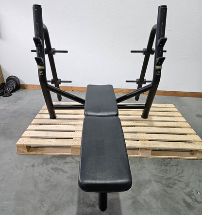 Technogym Horizontal Bench, Olympic Flat Bench, Bankdrückbank Flach mit Ablage, Olympia Flachdrückerbank, Mit Scheibenhalter 30mm, Rahmebfarbe Schwarz, gebraucht - überholter Zustand