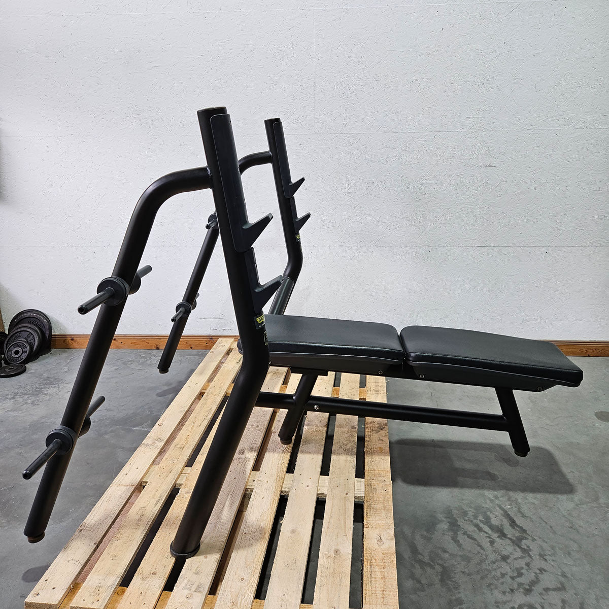 Technogym Horizontal Bench, Olympic Flat Bench, Bankdrückbank Flach mit Ablage, Olympia Flachdrückerbank, Mit Scheibenhalter 30mm, Rahmebfarbe Schwarz, gebraucht - überholter Zustand