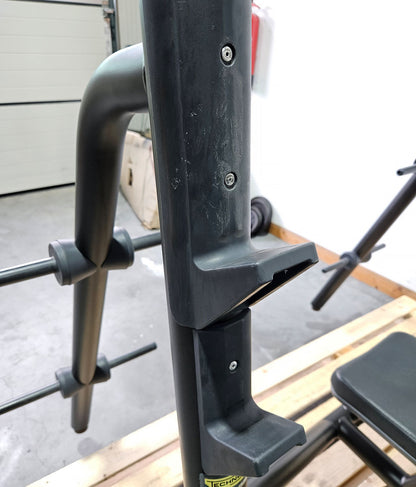 Technogym Horizontal Bench, Olympic Flat Bench, Bankdrückbank Flach mit Ablage, Olympia Flachdrückerbank, Mit Scheibenhalter 30mm, Rahmebfarbe Schwarz, gebraucht - überholter Zustand