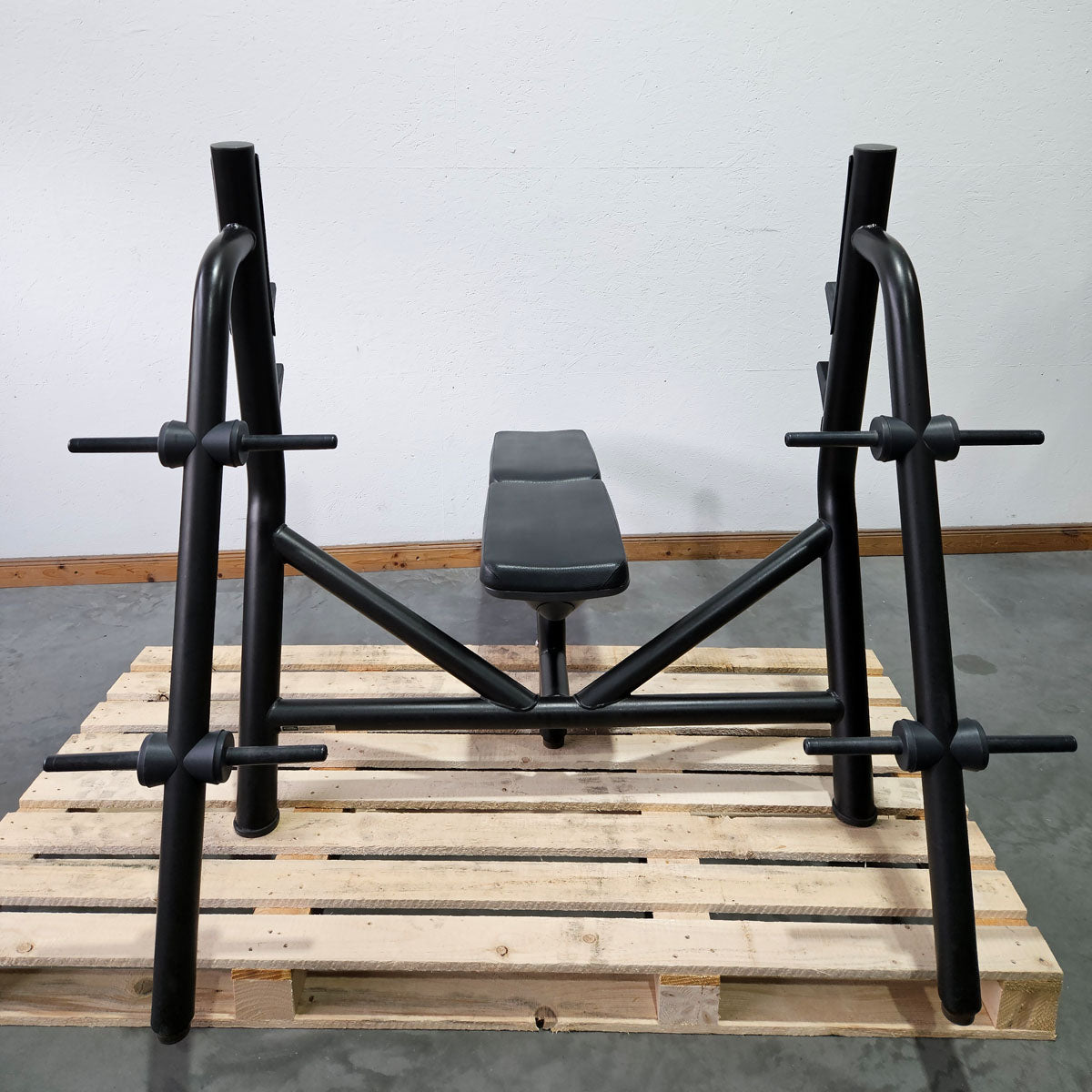 Technogym Horizontal Bench, Olympic Flat Bench, Bankdrückbank Flach mit Ablage, Olympia Flachdrückerbank, Mit Scheibenhalter 30mm, Rahmebfarbe Schwarz, gebraucht - überholter Zustand