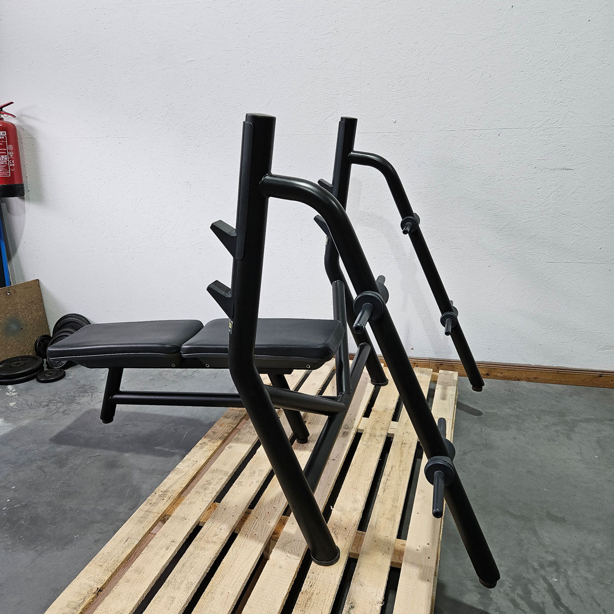Technogym Horizontal Bench, Olympic Flat Bench, Bankdrückbank Flach mit Ablage, Olympia Flachdrückerbank, Mit Scheibenhalter 30mm, Rahmebfarbe Schwarz, gebraucht - überholter Zustand