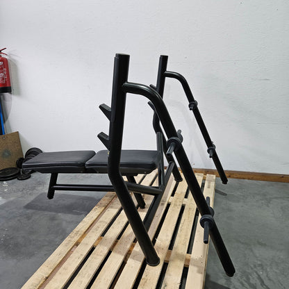 Technogym Horizontal Bench, Olympic Flat Bench, Bankdrückbank Flach mit Ablage, Olympia Flachdrückerbank, Mit Scheibenhalter 30mm, Rahmebfarbe Schwarz, gebraucht - überholter Zustand