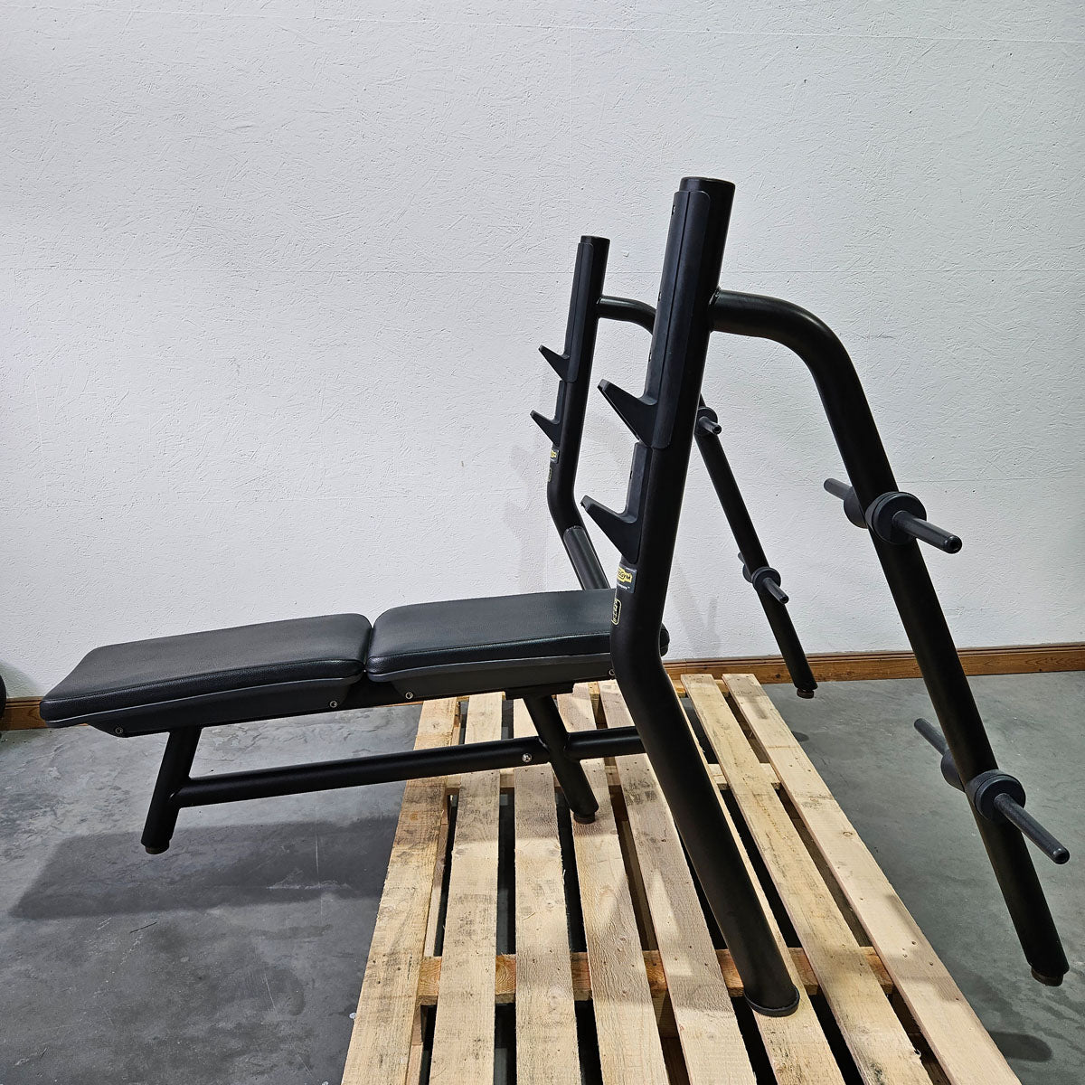 Technogym Horizontal Bench, Olympic Flat Bench, Bankdrückbank Flach mit Ablage, Olympia Flachdrückerbank, Mit Scheibenhalter 30mm, Rahmebfarbe Schwarz, gebraucht - überholter Zustand
