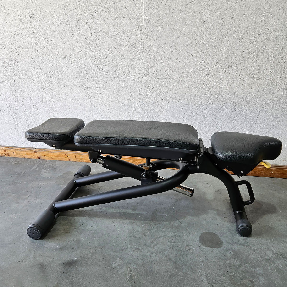 Technogym adjustable weight bench without shelves, multi-bench, universal bench, adjustable bench, frame color black, used - refurbished condition