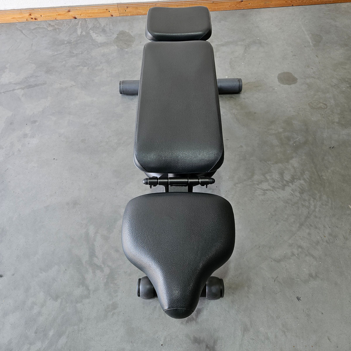 Technogym adjustable weight bench without shelves, multi-bench, universal bench, adjustable bench, frame color black, used - refurbished condition