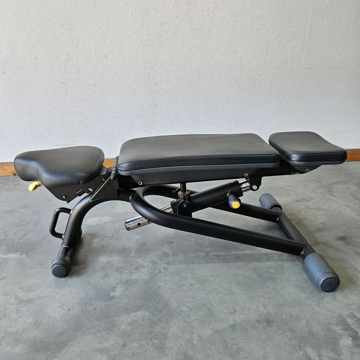Technogym adjustable weight bench without shelves, multi-bench, universal bench, adjustable bench, frame color black, used - refurbished condition