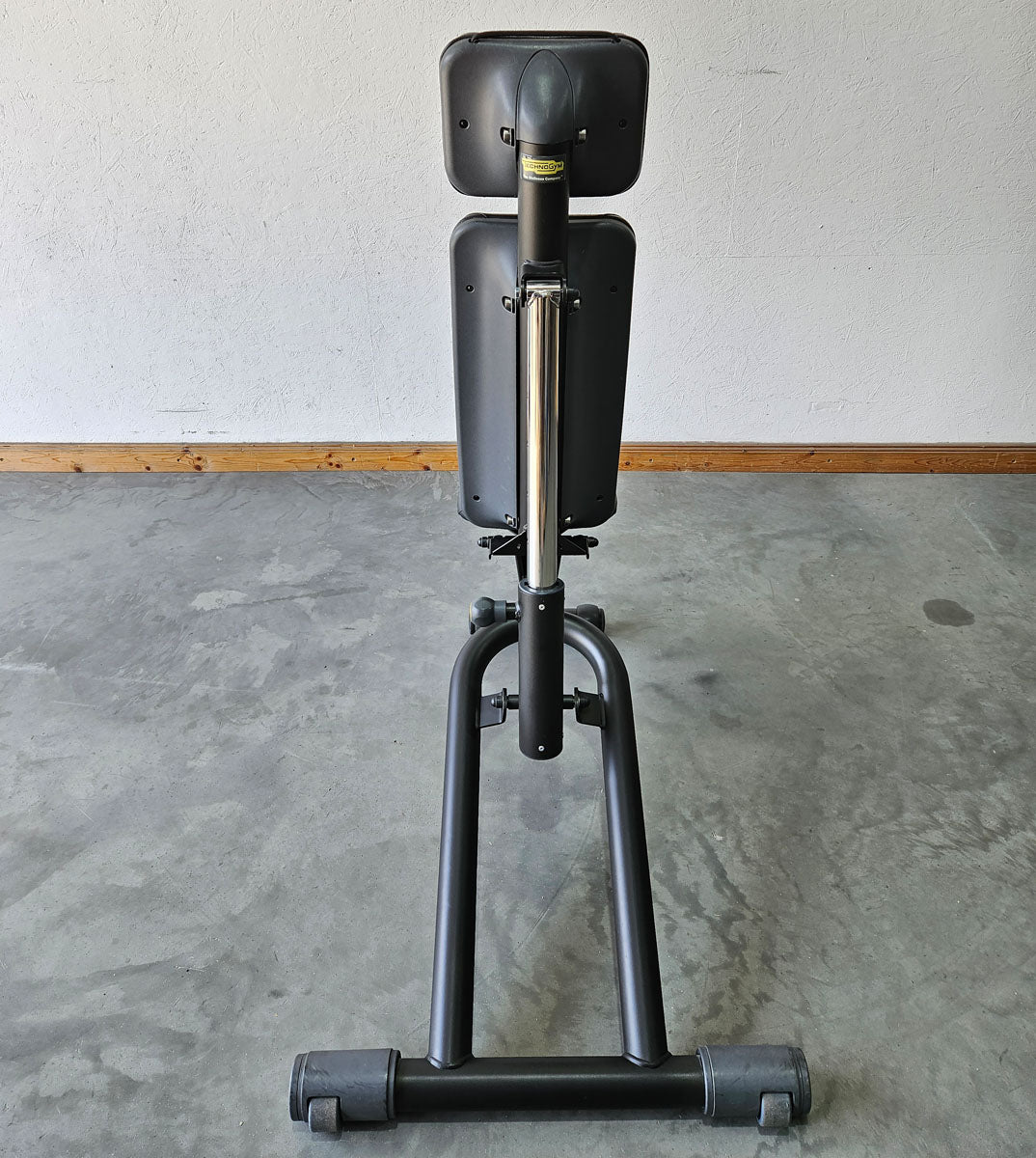 Technogym adjustable weight bench without shelves, multi-bench, universal bench, adjustable bench, frame color black, used - refurbished condition