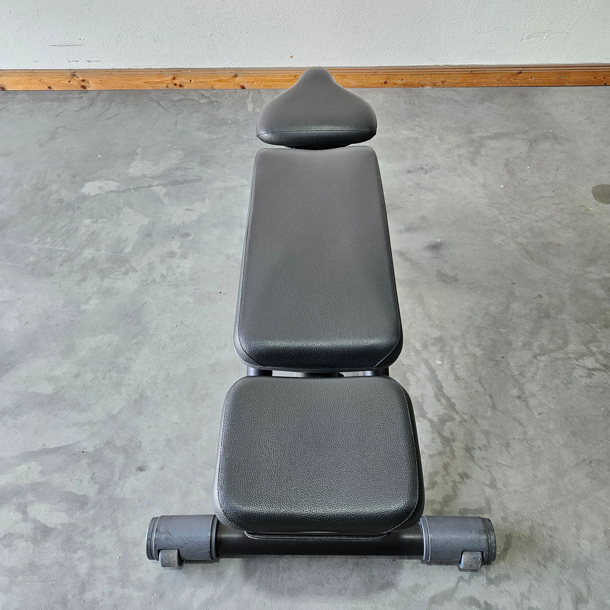 Technogym adjustable weight bench without shelves, multi-bench, universal bench, adjustable bench, frame color black, used - refurbished condition