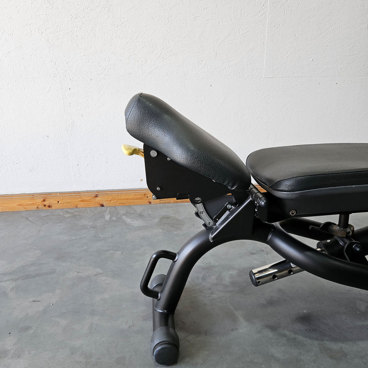Technogym adjustable weight bench without shelves, multi-bench, universal bench, adjustable bench, frame color black, used - refurbished condition