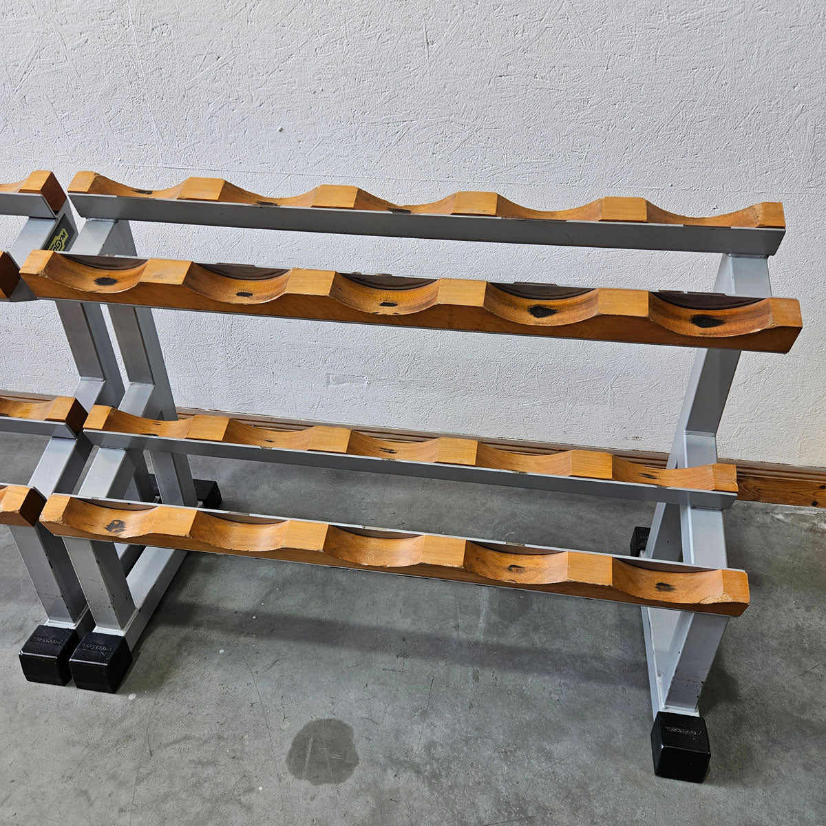 Technogym Kurzhantelsatz aus Guss mit Gummi Außenringen von 12 bis 40kg in 2kg Stufen ( 17 Paare ) + einige Paare doppelt Oldschool, Inkl. Kurzhantelablagen, gebraucht - mit Gebrauchsspuren