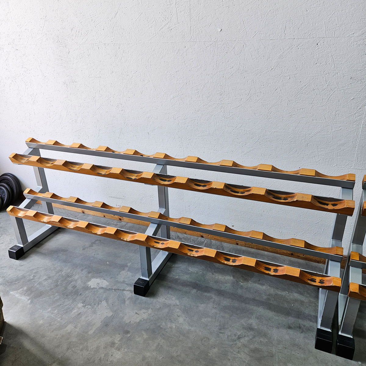 Technogym Kurzhantelsatz aus Guss mit Gummi Außenringen von 12 bis 40kg in 2kg Stufen ( 17 Paare ) + einige Paare doppelt Oldschool, Inkl. Kurzhantelablagen, gebraucht - mit Gebrauchsspuren
