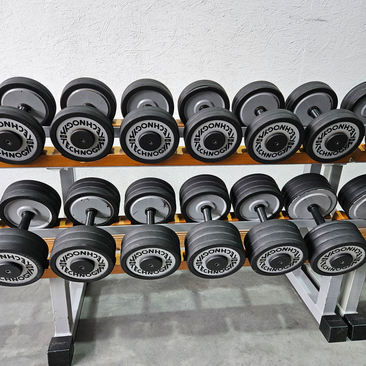 Technogym Kurzhantelsatz aus Guss mit Gummi Außenringen von 12 bis 40kg in 2kg Stufen ( 17 Paare ) + einige Paare doppelt Oldschool, Inkl. Kurzhantelablagen, gebraucht - mit Gebrauchsspuren
