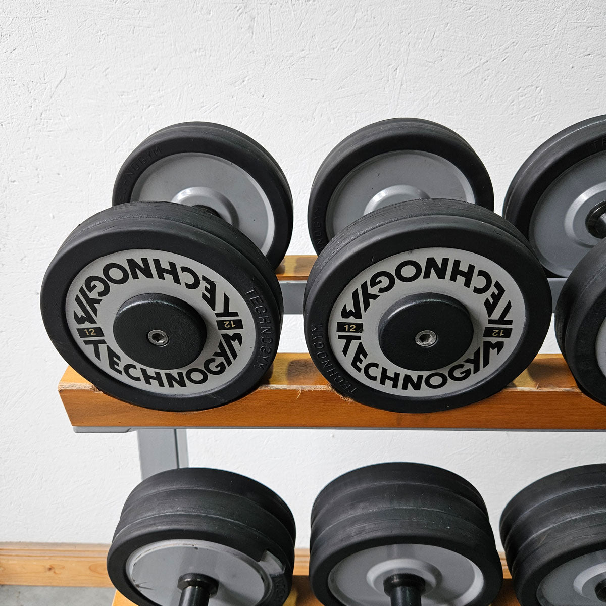 Technogym Kurzhantelsatz aus Guss mit Gummi Außenringen von 12 bis 40kg in 2kg Stufen ( 17 Paare ) + einige Paare doppelt Oldschool, Inkl. Kurzhantelablagen, gebraucht - mit Gebrauchsspuren