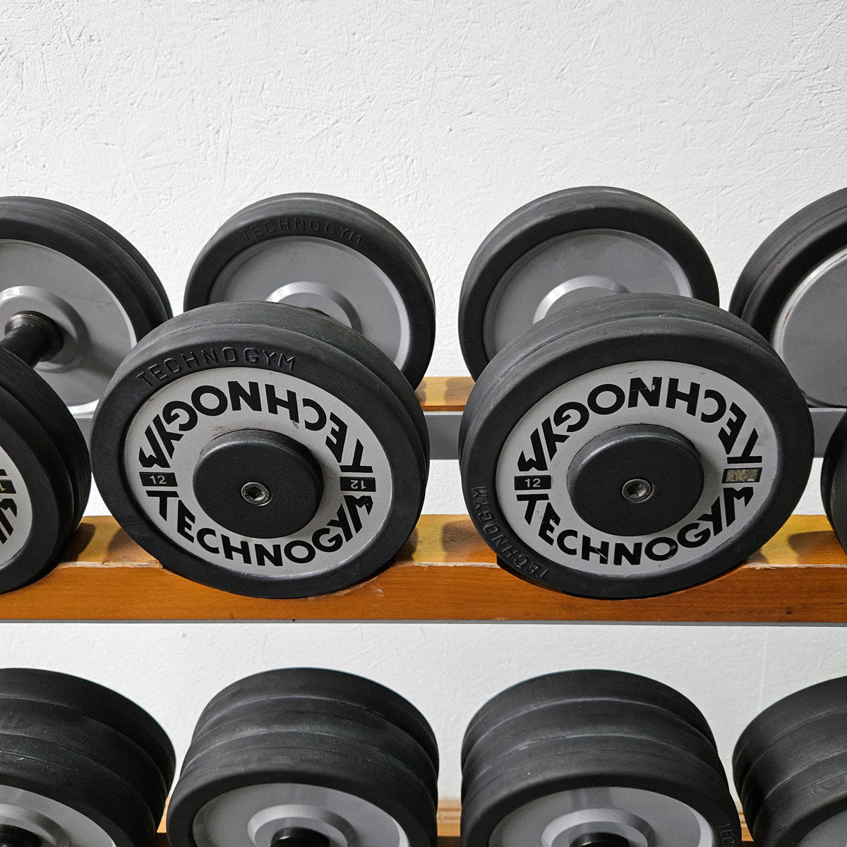 Technogym Kurzhantelsatz aus Guss mit Gummi Außenringen von 12 bis 40kg in 2kg Stufen ( 17 Paare ) + einige Paare doppelt Oldschool, Inkl. Kurzhantelablagen, gebraucht - mit Gebrauchsspuren