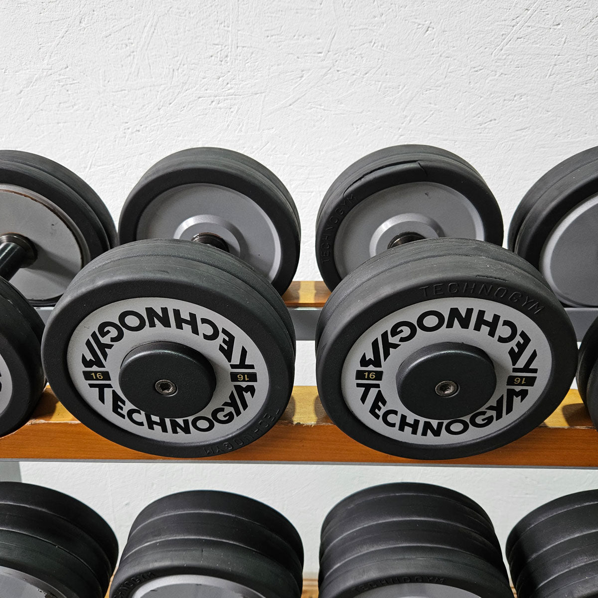 Technogym Kurzhantelsatz aus Guss mit Gummi Außenringen von 12 bis 40kg in 2kg Stufen ( 17 Paare ) + einige Paare doppelt Oldschool, Inkl. Kurzhantelablagen, gebraucht - mit Gebrauchsspuren